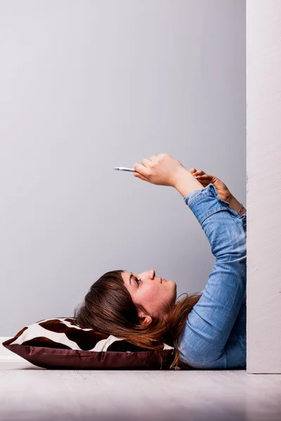 Vrouw met een digitale tablet — Stockfoto