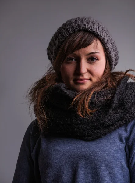 Retrato de invierno de una mujer feliz con sombrero — Foto de Stock