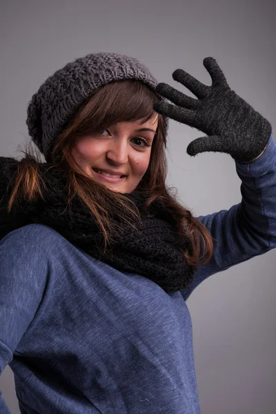 Zimní portrét šťastná žena s kloboukem — Stock fotografie