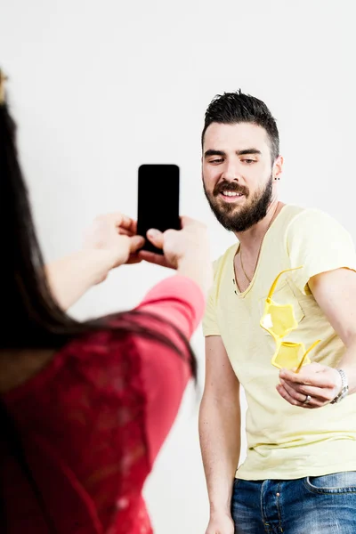 モバイル selfies の撮影興奮カップル — ストック写真