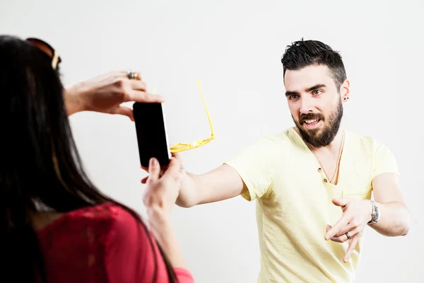 Coppia entusiasta scattare foto dal cellulare e selfie — Foto Stock