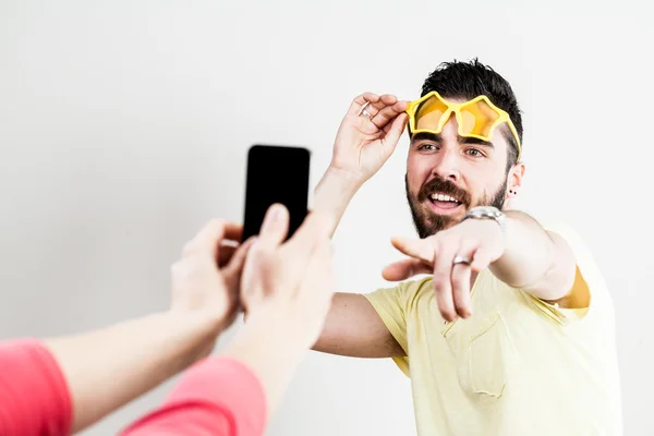 Casal emocionado tirar fotografias móveis e selfies — Fotografia de Stock