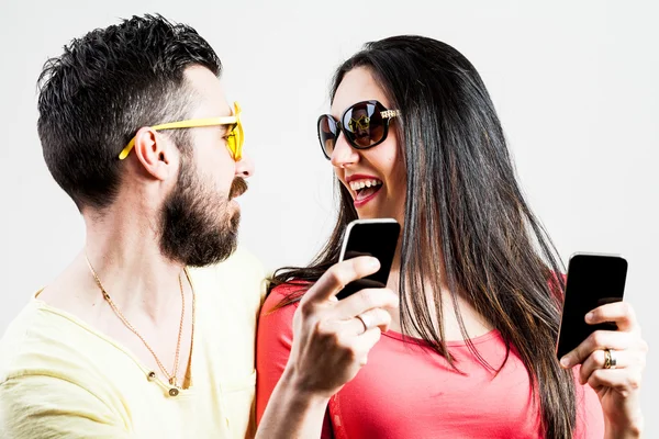 Aufgeregtes Paar macht Handyfotos und Selfies — Stockfoto