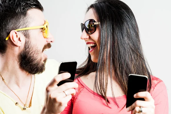 Aufgeregtes Paar macht Handyfotos und Selfies — Stockfoto