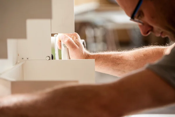 Holzarbeiter konzentrierte sich auf seine Arbeit — Stockfoto