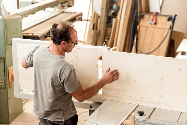 Woodworker montering möbel — Stockfoto