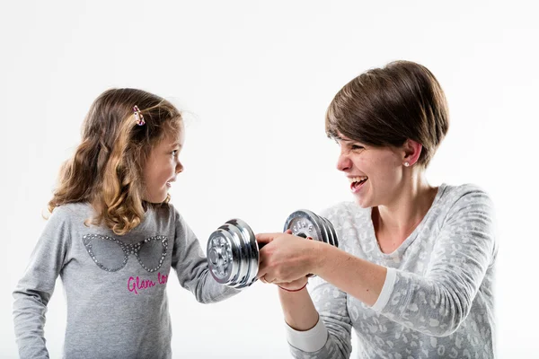 Madre e figlia che giocano a sollevamento pesi — Foto Stock