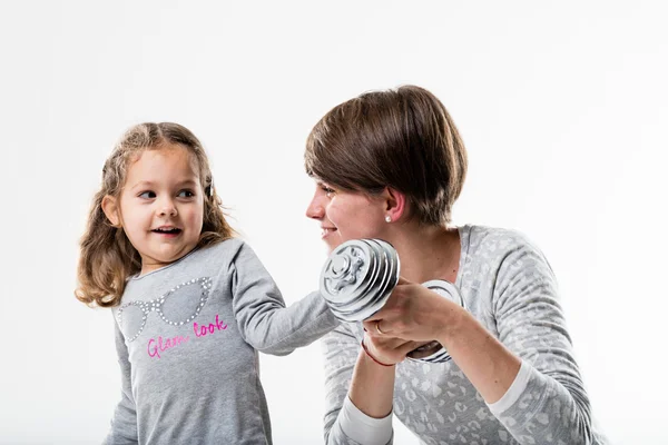 Madre e figlia che giocano a sollevamento pesi — Foto Stock