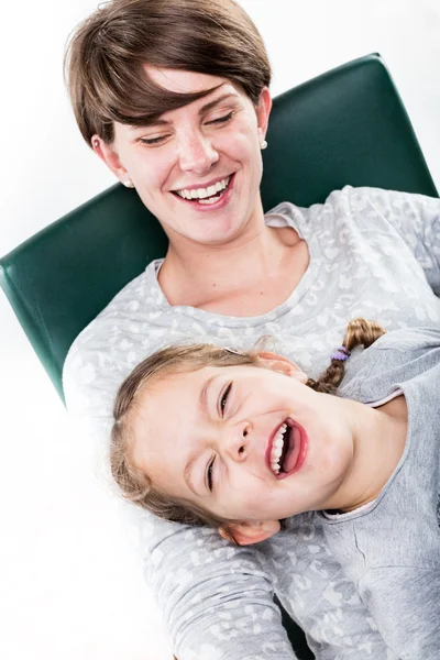 Momento de felicidad con la madre y la hija — Foto de Stock