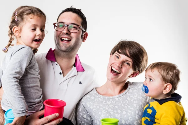 Familie zingen met kleurrijke speelgoed — Stockfoto