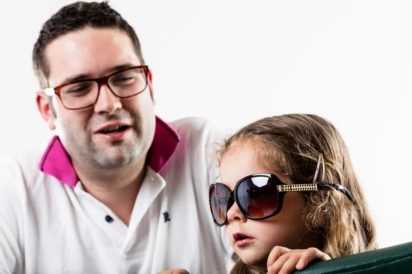 Pequeña hija juega el papel de estrella — Foto de Stock