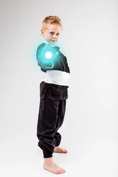 Malý kluk střílí svůj laserový paprsek — Stock fotografie
