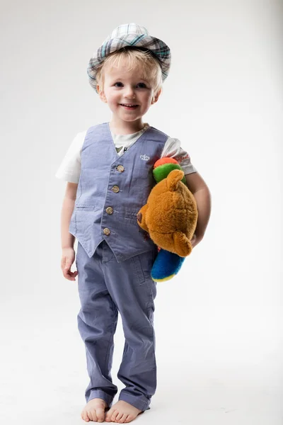 Pequeño bebé con sombrero abrazando a su osito de peluche —  Fotos de Stock