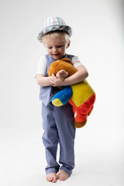 Malé dítě klobouku, objal svého medvídka — Stock fotografie