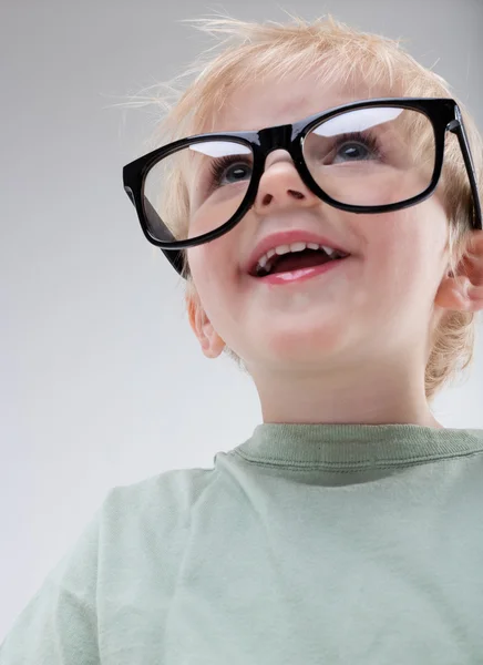 Retrato de un niño pequeño con gafas grandes — Foto de Stock