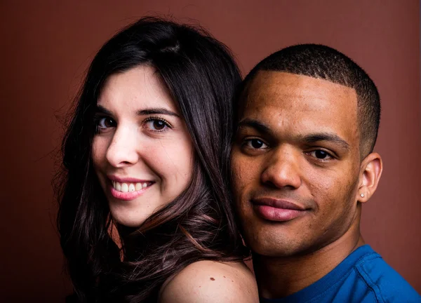 Międzyrasowy pary uśmiechający się portret na brązowy — Zdjęcie stockowe