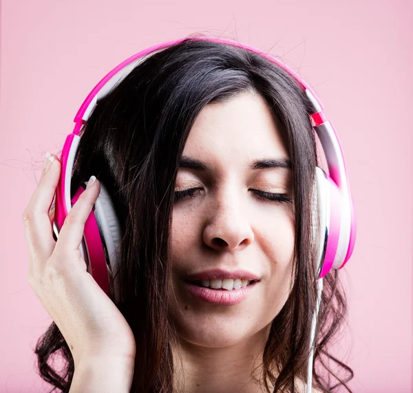 Donna che ascolta musica con le cuffie — Foto Stock