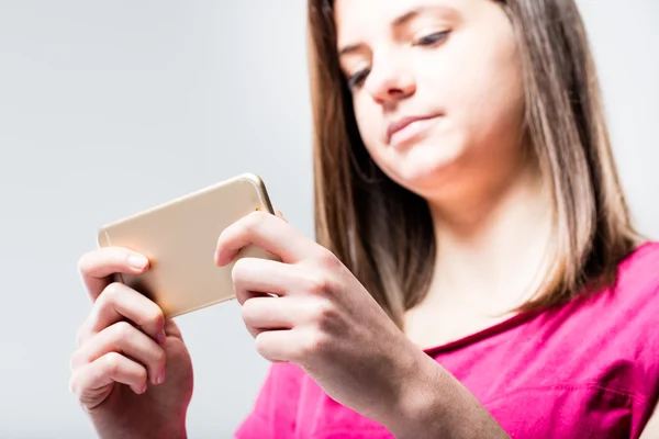 Smartphone held by a blurred woman — Stock Photo, Image