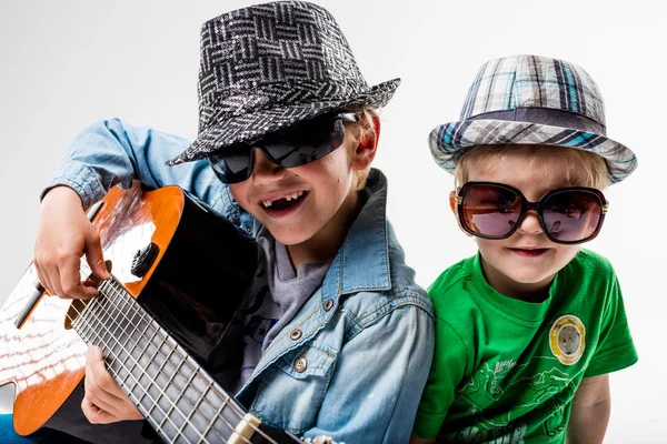 Новые дети на блоке играют громкий рок — стоковое фото