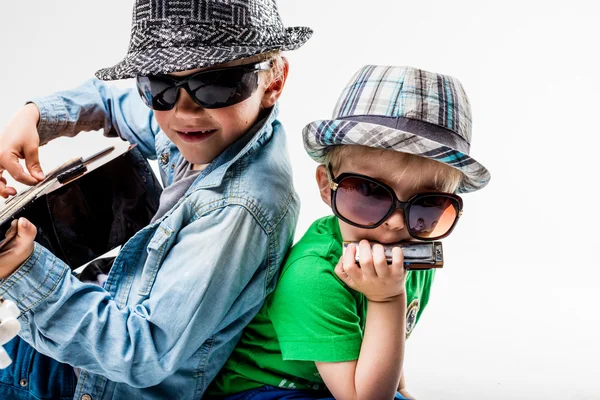 Niños nuevos en el bloque tocando rock fuerte — Foto de Stock