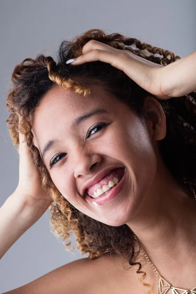 Mulher feliz com as mãos no cabelo — Fotografia de Stock