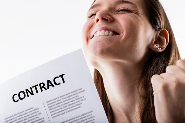Lächelnde Frau mit Vertrag — Stockfoto