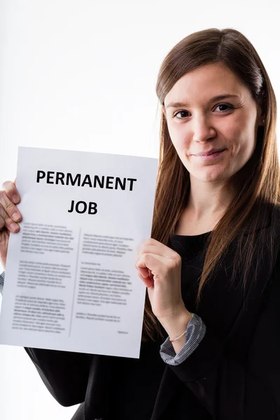 Femme tenant fièrement son contrat de travail — Photo