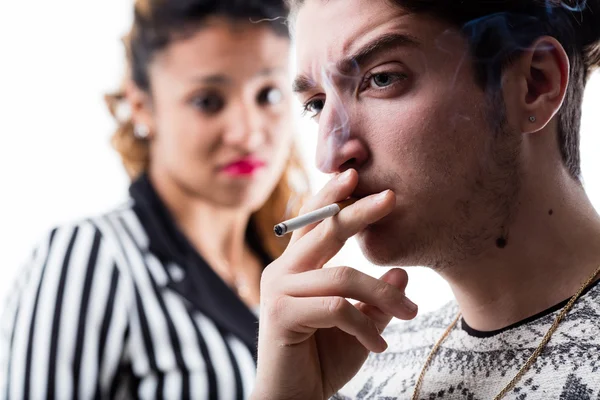 Adam sigara ve kadın hayal kırıklığı — Stok fotoğraf
