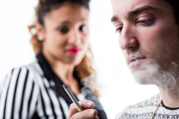 Adam sigara ve kadın hayal kırıklığı — Stok fotoğraf