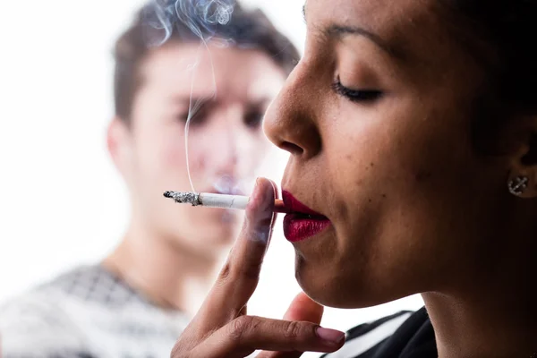 Sigara sigara ve hayal kırıklığına adam kadın — Stok fotoğraf