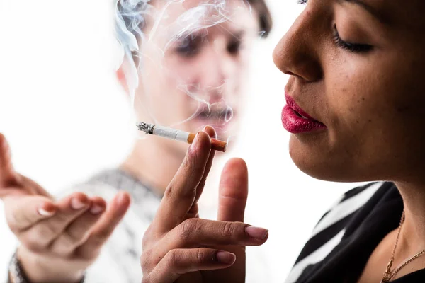 Sigara sigara ve hayal kırıklığına adam kadın — Stok fotoğraf