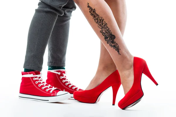 Сексуальні ноги на червоних високих підборах і чоловік — стокове фото