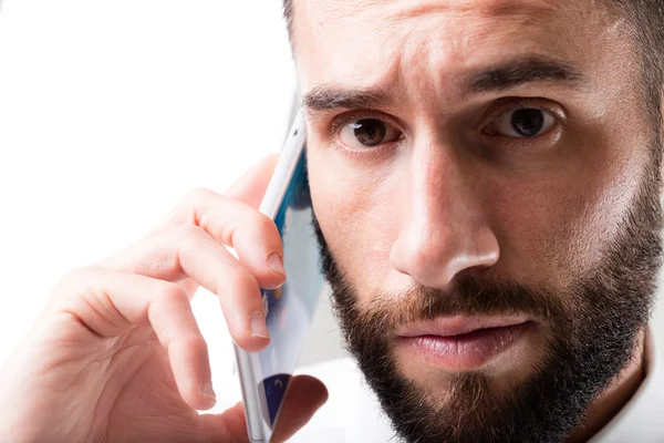 Geschäftsmann diskutiert auf seinem Handy — Stockfoto