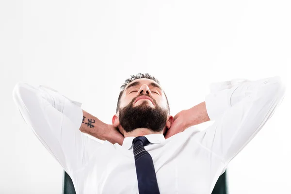 Barbudo hombre de negocios relajado en silla — Foto de Stock