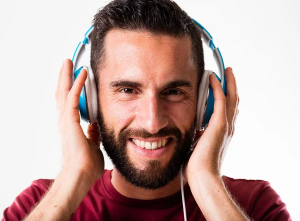 Homem barbudo com fones de ouvido azuis — Fotografia de Stock