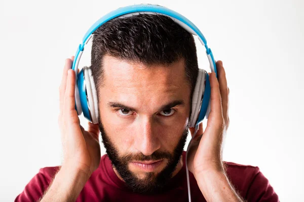 Hombre barbudo con auriculares azules — Foto de Stock