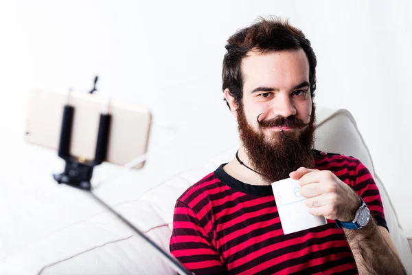 Hipster hombre tomando un selfie con su palo — Foto de Stock