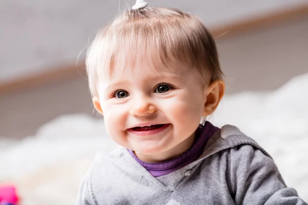 Niños pequeños mirando algo y sonriendo —  Fotos de Stock