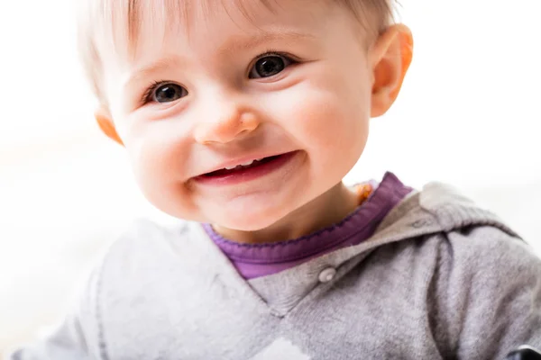 Crianças pequenas olhando para algo e sorrindo — Fotografia de Stock