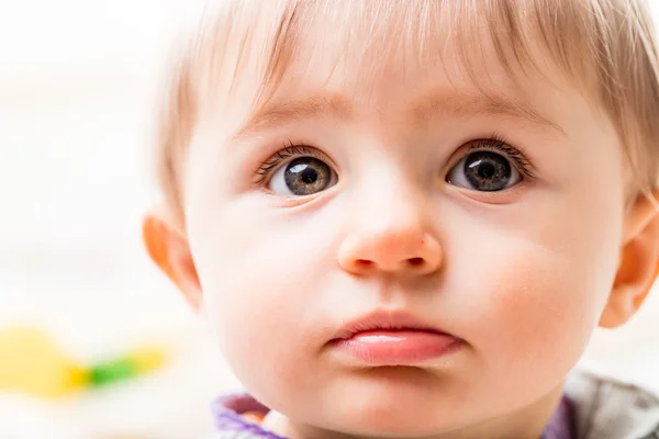 Primer plano de la cara de los niños con ojos grandes —  Fotos de Stock