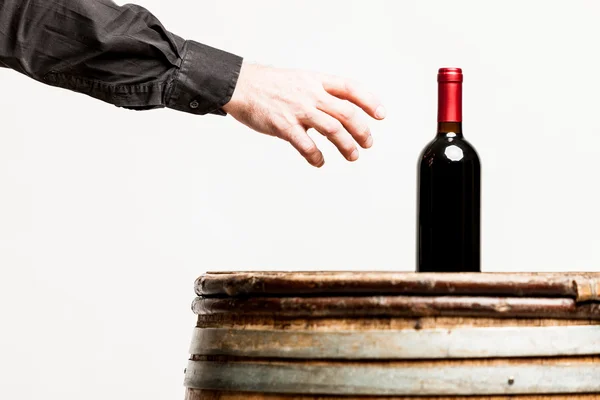 Mano di un uomo che sta per afferrare una bottiglia di vino — Foto Stock