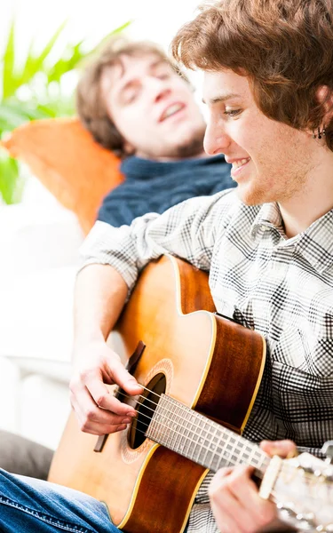 Junger Mann spielt Gitarre — Stockfoto