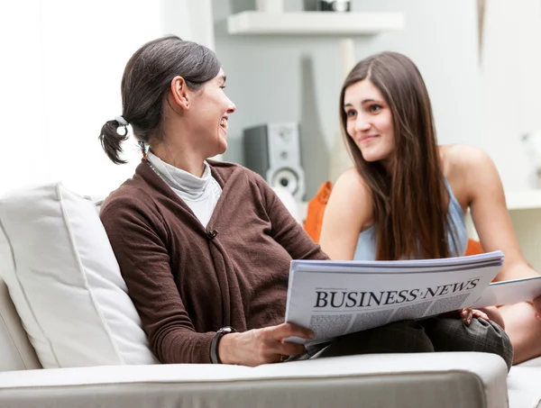 Pretty young woman chatting to her mother — Stock Photo, Image