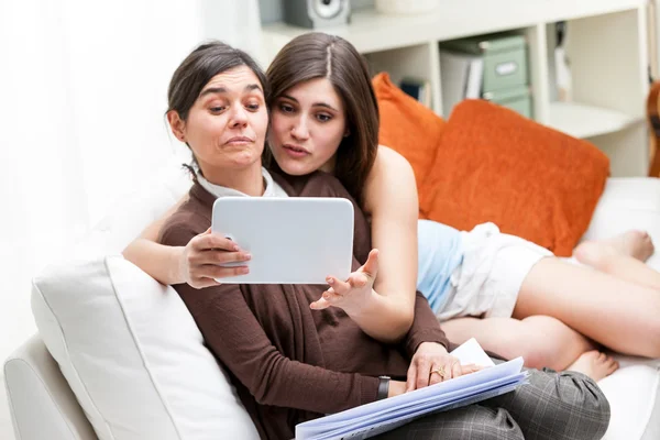 Mutter und Tochter schauen auf Tablet-PC — Stockfoto