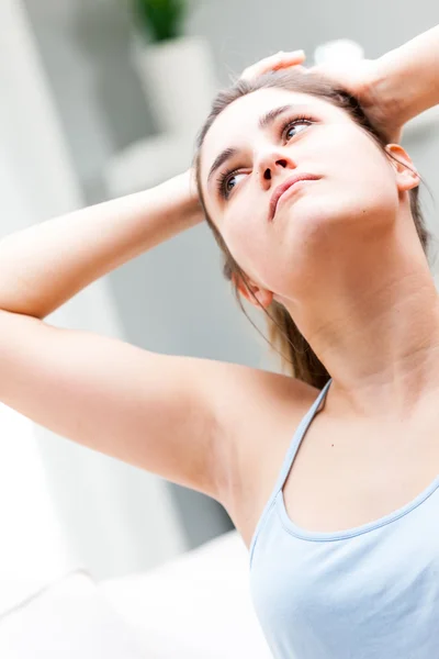 Ragazza premurosa che guarda in aria — Foto Stock