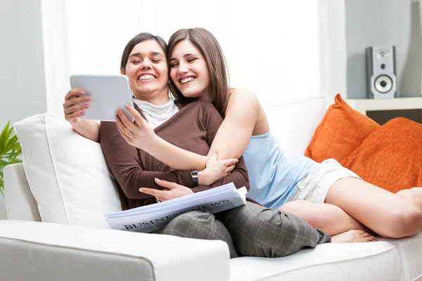 Happy mom taking tablet photo with daughter — Stock Photo, Image