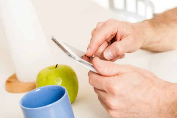 Close up on finger tapping on phone touch screen — Stock Photo, Image