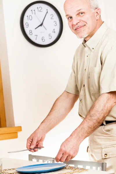 Alleinstehender bereitet Tisch für Mahlzeit zu — Stockfoto