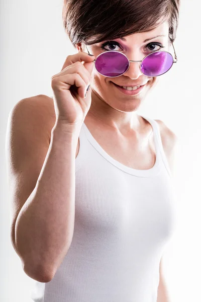 Mujer joven de moda con gafas de sol púrpura — Foto de Stock