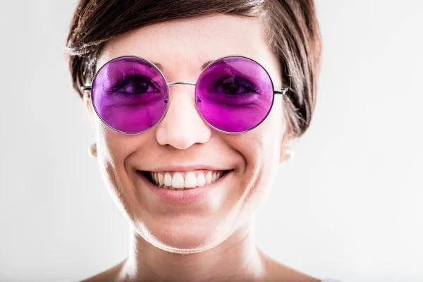 Szczęśliwa atrakcyjna kobieta w modne okulary przeciwsłoneczne — Zdjęcie stockowe